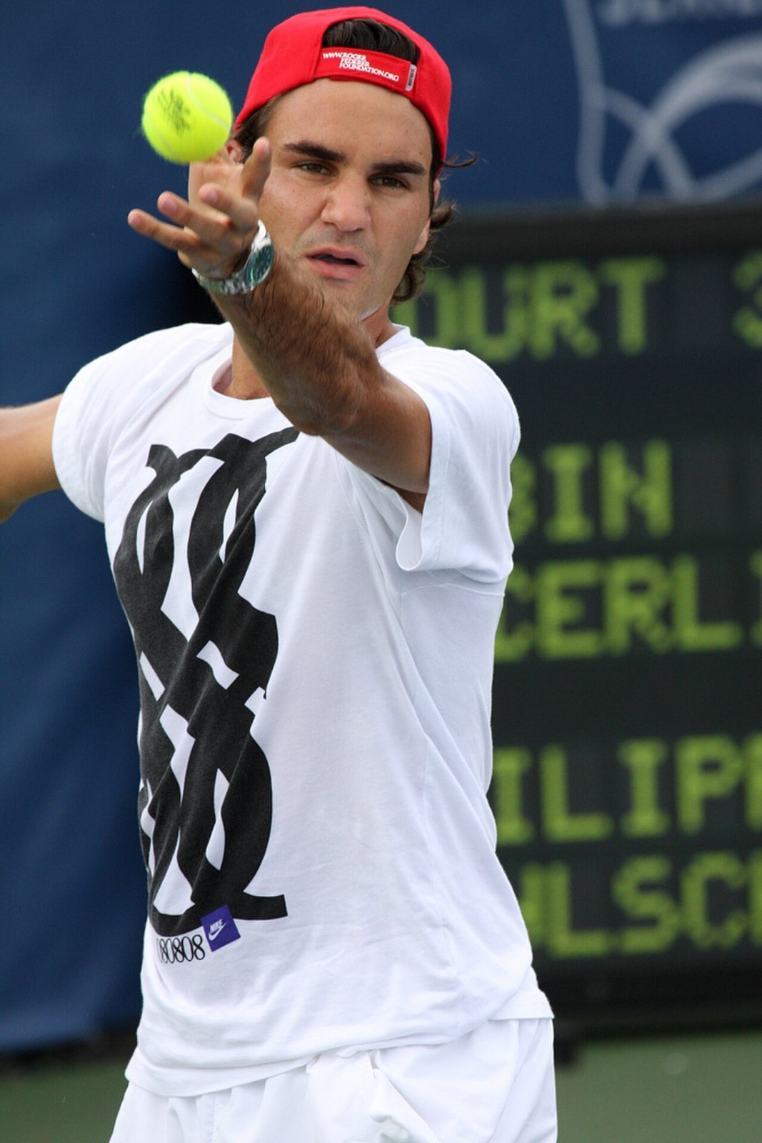 Roger Federer wirft den Ball zum Aufschlag hoch.